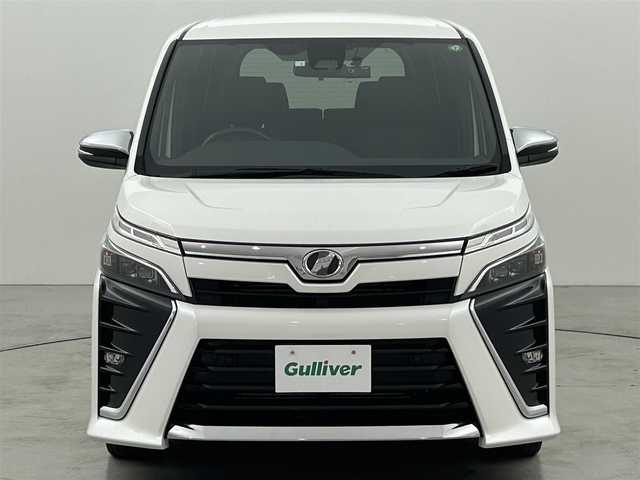トヨタ ヴォクシー ZS 煌Ⅱ 福岡県 2020(令2)年 3.4万km ホワイトパールクリスタルシャイン 後席モニター　/社外１１型ナビ（ＢＴ，フルセグＴＶ）　/前後ドラレコ　/ビルトインＥＴＣ　/バックカメラ　/障害物センサー　/クルコン　/衝突軽減ブレーキ　/レーンキープ　/ＰＫＳＢ　/ＭＴモード付　/両側電動スライドドア