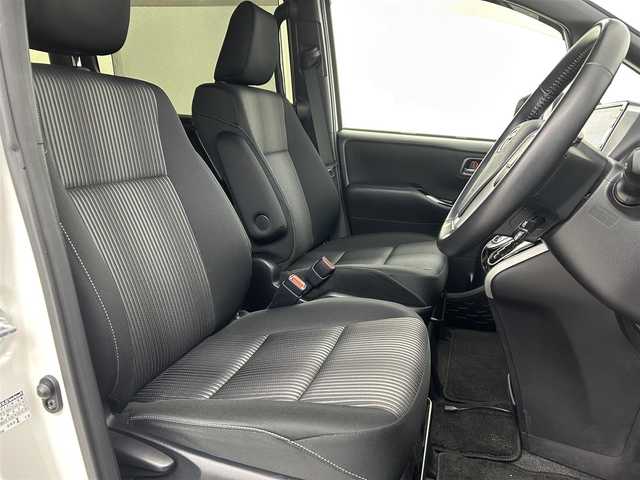 トヨタ ヴォクシー ZS 煌Ⅱ 福岡県 2020(令2)年 3.4万km ホワイトパールクリスタルシャイン 後席モニター　/社外１１型ナビ（ＢＴ，フルセグＴＶ）　/前後ドラレコ　/ビルトインＥＴＣ　/バックカメラ　/障害物センサー　/クルコン　/衝突軽減ブレーキ　/レーンキープ　/ＰＫＳＢ　/ＭＴモード付　/両側電動スライドドア