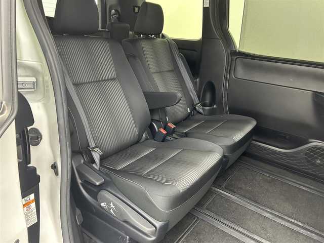 トヨタ ヴォクシー ZS 煌Ⅱ 福岡県 2020(令2)年 3.4万km ホワイトパールクリスタルシャイン 後席モニター　/社外１１型ナビ（ＢＴ，フルセグＴＶ）　/前後ドラレコ　/ビルトインＥＴＣ　/バックカメラ　/障害物センサー　/クルコン　/衝突軽減ブレーキ　/レーンキープ　/ＰＫＳＢ　/ＭＴモード付　/両側電動スライドドア