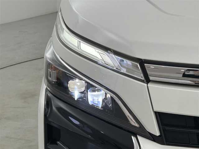 トヨタ ヴォクシー ZS 煌Ⅱ 福岡県 2020(令2)年 3.4万km ホワイトパールクリスタルシャイン 後席モニター　/社外１１型ナビ（ＢＴ，フルセグＴＶ）　/前後ドラレコ　/ビルトインＥＴＣ　/バックカメラ　/障害物センサー　/クルコン　/衝突軽減ブレーキ　/レーンキープ　/ＰＫＳＢ　/ＭＴモード付　/両側電動スライドドア