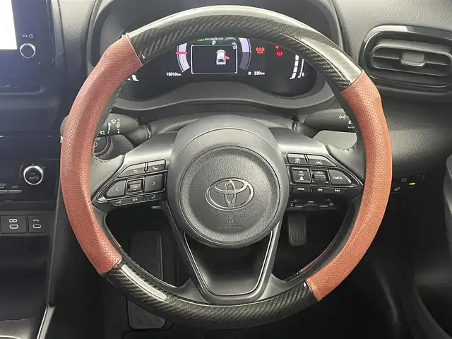 トヨタ ヤリスクロス ハイブリッド Z 岡山県 2024(令6)年 1.5万km ブラックマイカ 純正８インチディスプレイオーディオ　/（Bluetooth/フルセグTV/USB Type-C/HDMI）/ハーフレザー（合皮）/衝突軽減ブレーキ　/踏み間違い防止/レーダクルーズコントロール　/アラウンドビューモニター　/ビルトインＥＴＣ　/シートヒーター　/ステアリングヒーター/ＬＥＤヘッドライト　/オートハイビーム/オートライト/オートブレーキホールド/パワーシート（D席）/ブラインドスポットモニター/スマートキー