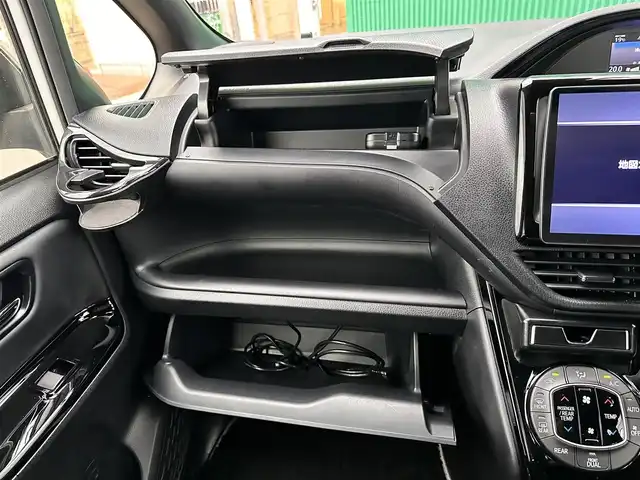 トヨタ ノア Si ダブルバイビーⅡ 宮城県 2020(令2)年 3.2万km ホワイトパールクリスタルシャイン デジタルインナーミラー/＝＝＝/TRDエアロ（F/S/R）/TRDマフラー/セーフティセンス/・プリクラッシュセーフティ/・レーンディパーチャーアラート/・オートマチックハイビーム/クリアランスソナー/パーキングサポートブレーキ/アルパイン11インチ後席モニター/パナソニック10インチナビ（CN-F1X10BD）/・CD/DVD/・Blu-ray/・Bluetooth/・フルセグTV/バックカメラ/ビルトインETC2.0/ドライブレコーダー/両側パワースライドドア/ハーフレザーシート/革巻きステアリング/クルーズコントロール/LEDヘッドランプ/フォグランプ/オートライト/スマートキー＆プッシュスタート/電動格納ミラー/純正16インチAW/純正フロアマット/ドアバイザー/Wエアバッグ