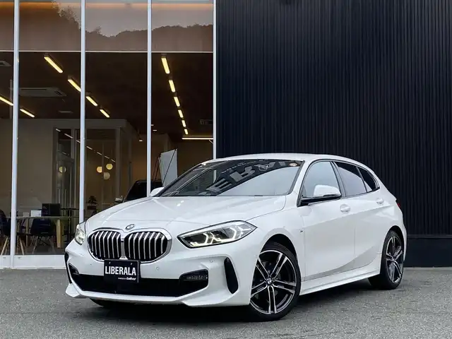 ＢＭＷ ＢＭＷ １１８ｉ Mスポーツ 福岡県 2021(令3)年 1.6万km アルピンホワイトⅢ インテリジェントセーフティ/アダプティブクルーズコントロール/ブラインドスポットモニター/レーンキープアシスト/純正ナビ　/Applecarplay/Bluetooth/バックカメラ/パワーバックドア/LEDライト/オートハイビーム/前後パーキングディスタンスコントロール/純正前後ドライブレコーダー/純正18インチアルミホイール/ミラー一体型ＥＴＣ/取扱説明書/保証書/スペアキー×1