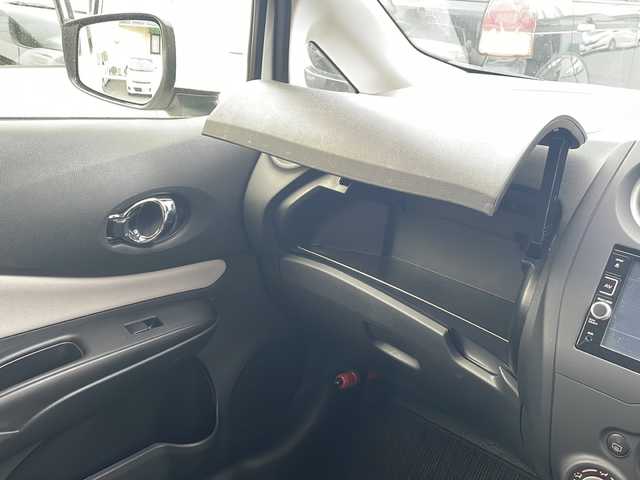 日産 ノート X 三重県 2016(平28)年 4.3万km ブリリアントホワイトパール 純正ナビ /全周囲カメラ /ETC /前後コーナーセンサー /前後ドライブレコーダー /レーンキープアシスト /衝突軽減ブレーキ /純正フロアマット /ステアリングスイッチ /オートライト /電動格納ミラー /禁煙車