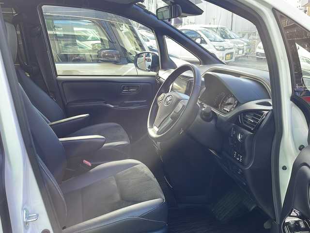 トヨタ ヴォクシー ZS 煌Ⅲ 大阪府 2021(令3)年 1.6万km ホワイトパールクリスタルシャイン ワンオーナー/ALPINE製9インチナビ/BTオーディオ/CD/DVD/フルセグテレビ/バックカメラ/両側パワースライドドア/ハーフレザーシート/革巻きステアリング/ステアリングスイッチ/トヨタセーフティセンス/LEDヘッドライト/純正16インチAW/純正フロアマット/純正ドアバイザー/ETC/スペアキー