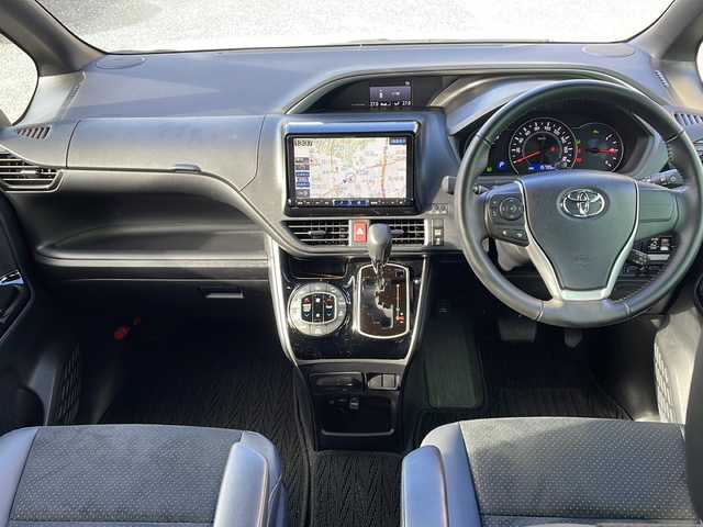 トヨタ ヴォクシー ZS 煌Ⅲ 大阪府 2021(令3)年 1.6万km ホワイトパールクリスタルシャイン ワンオーナー/ALPINE製9インチナビ/BTオーディオ/CD/DVD/フルセグテレビ/バックカメラ/両側パワースライドドア/ハーフレザーシート/革巻きステアリング/ステアリングスイッチ/トヨタセーフティセンス/LEDヘッドライト/純正16インチAW/純正フロアマット/純正ドアバイザー/ETC/スペアキー