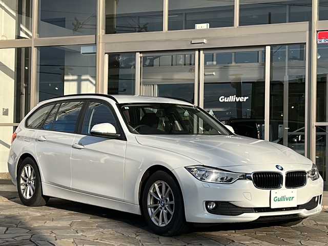 ＢＭＷ ３２０ｄ ツーリング 静岡県 2013(平25)年 4.6万km アルピンホワイトⅢ 純正ナビ/・CD/DVD/・Musicコレクション/・AM/FM/・Bluetooth/・AUX/・USB/主要装備/・バックカメラ/・ＥＴＣ/・リアフォグランプ/・左右独立温度調整オートエアコン/・横滑り防止装置/・ＭＴモード付ＡＴ/・LIMボタン(速度リミッター)/・パワーバックドア/・オートワイパー/・運転席＋助手席パワーシート