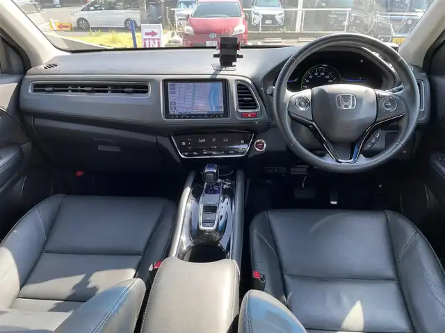 ホンダ ヴェゼル ハイブリッド X 愛知県 2014(平26)年 12.9万km ホワイトオーキッドパール (株)IDOMが運営する【じしゃロン名古屋鳴海店】の自社ローン専用車両になりますこちらは現金またはオートローンご利用時の価格です。自社ローンご希望の方は別途その旨お申付け下さいプッシュスタート/レザーシート/シートヒーター/純正ナビ・フルセグTV/　（CD/DVD.BT）/バックカメラ/クルーズコントロール/ドライブレコーダー/ETC