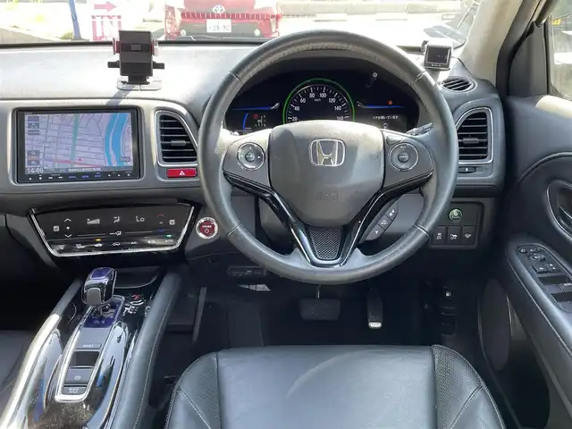 ホンダ ヴェゼル ハイブリッド X 愛知県 2014(平26)年 12.9万km ホワイトオーキッドパール (株)IDOMが運営する【じしゃロン名古屋鳴海店】の自社ローン専用車両になりますこちらは現金またはオートローンご利用時の価格です。自社ローンご希望の方は別途その旨お申付け下さいプッシュスタート/レザーシート/シートヒーター/純正ナビ・フルセグTV/　（CD/DVD.BT）/バックカメラ/クルーズコントロール/ドライブレコーダー/ETC