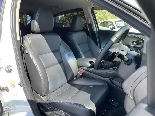 ホンダ ヴェゼル ハイブリッド X 愛知県 2014(平26)年 12.9万km ホワイトオーキッドパール (株)IDOMが運営する【じしゃロン名古屋鳴海店】の自社ローン専用車両になりますこちらは現金またはオートローンご利用時の価格です。自社ローンご希望の方は別途その旨お申付け下さいプッシュスタート/レザーシート/シートヒーター/純正ナビ・フルセグTV/　（CD/DVD.BT）/バックカメラ/クルーズコントロール/ドライブレコーダー/ETC