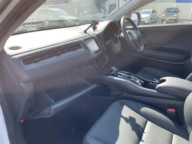 ホンダ ヴェゼル ハイブリッド X 愛知県 2014(平26)年 12.9万km ホワイトオーキッドパール (株)IDOMが運営する【じしゃロン名古屋鳴海店】の自社ローン専用車両になりますこちらは現金またはオートローンご利用時の価格です。自社ローンご希望の方は別途その旨お申付け下さいプッシュスタート/レザーシート/シートヒーター/純正ナビ・フルセグTV/　（CD/DVD.BT）/バックカメラ/クルーズコントロール/ドライブレコーダー/ETC
