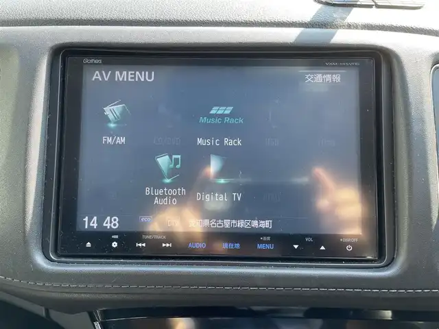 ホンダ ヴェゼル ハイブリッド X 愛知県 2014(平26)年 12.9万km ホワイトオーキッドパール (株)IDOMが運営する【じしゃロン名古屋鳴海店】の自社ローン専用車両になりますこちらは現金またはオートローンご利用時の価格です。自社ローンご希望の方は別途その旨お申付け下さいプッシュスタート/レザーシート/シートヒーター/純正ナビ・フルセグTV/　（CD/DVD.BT）/バックカメラ/クルーズコントロール/ドライブレコーダー/ETC