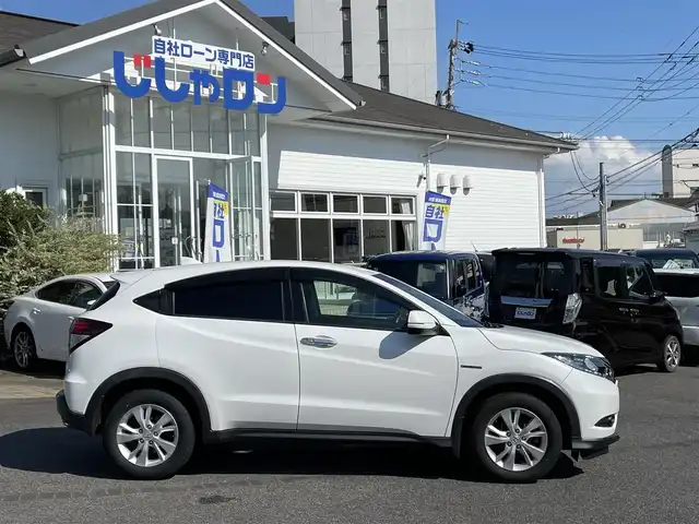ホンダ ヴェゼル ハイブリッド X 愛知県 2014(平26)年 12.9万km ホワイトオーキッドパール (株)IDOMが運営する【じしゃロン名古屋鳴海店】の自社ローン専用車両になりますこちらは現金またはオートローンご利用時の価格です。自社ローンご希望の方は別途その旨お申付け下さいプッシュスタート/レザーシート/シートヒーター/純正ナビ・フルセグTV/　（CD/DVD.BT）/バックカメラ/クルーズコントロール/ドライブレコーダー/ETC