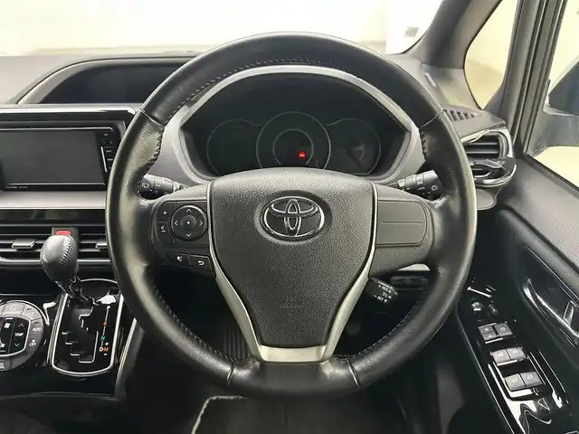 トヨタ ヴォクシー ZS 煌 兵庫県 2017(平29)年 5.7万km イナズマスパーキングブラックガラスフレーク 純正SDナビ(CD/DVD/SD/フルセグ/Bluetooth)/バックカメラ/両側パワースライドドア/純正オプションエンジンスターター/オートライト/オートマチックハイビーム/LEDヘッドライト/LEDフォグライト/純正16インチアルミホイール/クルーズコントロール/ETC/純正フロアマット/アイドリングストップ