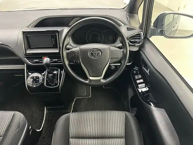 トヨタ ヴォクシー ZS 煌 兵庫県 2017(平29)年 5.7万km イナズマスパーキングブラックガラスフレーク 純正SDナビ(CD/DVD/SD/フルセグ/Bluetooth)/バックカメラ/両側パワースライドドア/純正オプションエンジンスターター/オートライト/オートマチックハイビーム/LEDヘッドライト/LEDフォグライト/純正16インチアルミホイール/クルーズコントロール/ETC/純正フロアマット/アイドリングストップ