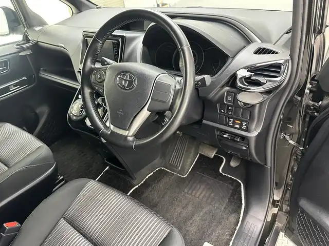 トヨタ ヴォクシー ZS 煌 兵庫県 2017(平29)年 5.7万km イナズマスパーキングブラックガラスフレーク 純正SDナビ(CD/DVD/SD/フルセグ/Bluetooth)/バックカメラ/両側パワースライドドア/純正オプションエンジンスターター/オートライト/オートマチックハイビーム/LEDヘッドライト/LEDフォグライト/純正16インチアルミホイール/クルーズコントロール/ETC/純正フロアマット/アイドリングストップ