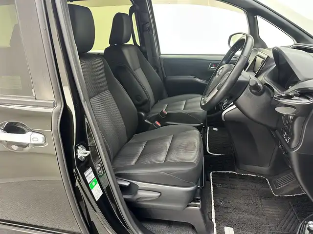 トヨタ ヴォクシー ZS 煌 兵庫県 2017(平29)年 5.7万km イナズマスパーキングブラックガラスフレーク 純正SDナビ(CD/DVD/SD/フルセグ/Bluetooth)/バックカメラ/両側パワースライドドア/純正オプションエンジンスターター/オートライト/オートマチックハイビーム/LEDヘッドライト/LEDフォグライト/純正16インチアルミホイール/クルーズコントロール/ETC/純正フロアマット/アイドリングストップ