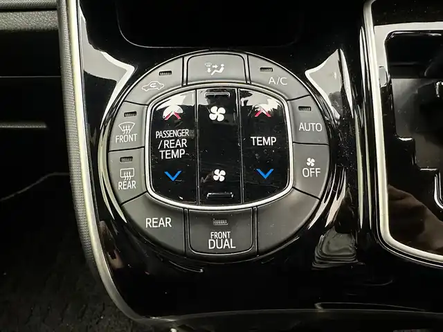 トヨタ ヴォクシー ZS 煌 兵庫県 2017(平29)年 5.7万km イナズマスパーキングブラックガラスフレーク 純正SDナビ(CD/DVD/SD/フルセグ/Bluetooth)/バックカメラ/両側パワースライドドア/純正オプションエンジンスターター/オートライト/オートマチックハイビーム/LEDヘッドライト/LEDフォグライト/純正16インチアルミホイール/クルーズコントロール/ETC/純正フロアマット/アイドリングストップ