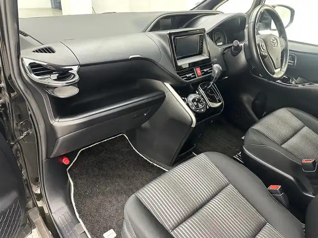 トヨタ ヴォクシー ZS 煌 兵庫県 2017(平29)年 5.7万km イナズマスパーキングブラックガラスフレーク 純正SDナビ(CD/DVD/SD/フルセグ/Bluetooth)/バックカメラ/両側パワースライドドア/純正オプションエンジンスターター/オートライト/オートマチックハイビーム/LEDヘッドライト/LEDフォグライト/純正16インチアルミホイール/クルーズコントロール/ETC/純正フロアマット/アイドリングストップ