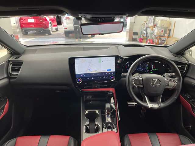 レクサス ＮＸ 450h+ Fスポーツ 兵庫県 2021(令3)年 1.1万km ホワイトノーヴァガラスフレーク ・TRDエアロ F SPORT PARTS エアロダイナミクスパッケージ/（フロントスポイラー＋エアロダイナミクスミラーカバー＋サイドスカート＋リヤディフューザー＆スポーツマフラー）/・サンルーフ/・プリクラッシュセーフティ/・レーダークルーズコントロール/・レーンディバチャーアラート/・レーンチェンジアシスト/・プロアクティブドライビングアシスト/・リヤクロストラフィックアラート/・フロントクロストラフィックアラート/・駐車支援/・安心降車アシスト/・発進遅れ告知機能/・ロードサインアシスト/・クリアランスソナー/・パーキングサポートブレーキ/・リヤカメラディテクション/・アダプティブハイビームシステム/・メーカーオプション14インチナビ/・フルセグ＆フルセグ＆BT＆USB＆Miracast/・パノラマミックビューモニター/・デジタルインナーミラー/・純正ドライブレコーダー/・ヘッドアップディスプレイ/・BSM/・パワーバックドア/・全席シートヒーター/・前席シートベンチレーション/・赤革シート/・LEDライト/・ワンオーナー車/・ブラックルーフレール/・オレンジキャリパー/・純正20インチアルミホイール