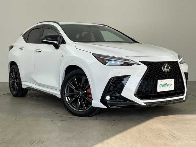 レクサス ＮＸ 450h+ Fスポーツ 兵庫県 2021(令3)年 1.1万km ホワイトノーヴァガラスフレーク ・TRDエアロ F SPORT PARTS エアロダイナミクスパッケージ/（フロントスポイラー＋エアロダイナミクスミラーカバー＋サイドスカート＋リヤディフューザー＆スポーツマフラー）/・サンルーフ/・プリクラッシュセーフティ/・レーダークルーズコントロール/・レーンディバチャーアラート/・レーンチェンジアシスト/・プロアクティブドライビングアシスト/・リヤクロストラフィックアラート/・フロントクロストラフィックアラート/・駐車支援/・安心降車アシスト/・発進遅れ告知機能/・ロードサインアシスト/・クリアランスソナー/・パーキングサポートブレーキ/・リヤカメラディテクション/・アダプティブハイビームシステム/・メーカーオプション14インチナビ/・フルセグ＆フルセグ＆BT＆USB＆Miracast/・パノラマミックビューモニター/・デジタルインナーミラー/・純正ドライブレコーダー/・ヘッドアップディスプレイ/・BSM/・パワーバックドア/・全席シートヒーター/・前席シートベンチレーション/・赤革シート/・LEDライト/・ワンオーナー車/・ブラックルーフレール/・オレンジキャリパー/・純正20インチアルミホイール