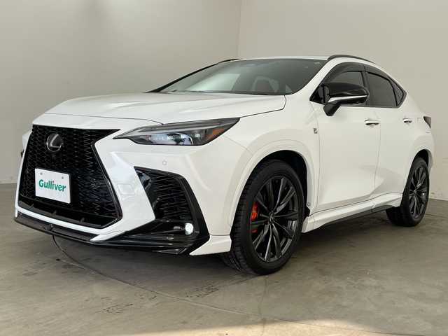 レクサス ＮＸ 450h+ Fスポーツ 兵庫県 2021(令3)年 1.1万km ホワイトノーヴァガラスフレーク ・TRDエアロ F SPORT PARTS エアロダイナミクスパッケージ/（フロントスポイラー＋エアロダイナミクスミラーカバー＋サイドスカート＋リヤディフューザー＆スポーツマフラー）/・サンルーフ/・プリクラッシュセーフティ/・レーダークルーズコントロール/・レーンディバチャーアラート/・レーンチェンジアシスト/・プロアクティブドライビングアシスト/・リヤクロストラフィックアラート/・フロントクロストラフィックアラート/・駐車支援/・安心降車アシスト/・発進遅れ告知機能/・ロードサインアシスト/・クリアランスソナー/・パーキングサポートブレーキ/・リヤカメラディテクション/・アダプティブハイビームシステム/・メーカーオプション14インチナビ/・フルセグ＆フルセグ＆BT＆USB＆Miracast/・パノラマミックビューモニター/・デジタルインナーミラー/・純正ドライブレコーダー/・ヘッドアップディスプレイ/・BSM/・パワーバックドア/・全席シートヒーター/・前席シートベンチレーション/・赤革シート/・LEDライト/・ワンオーナー車/・ブラックルーフレール/・オレンジキャリパー/・純正20インチアルミホイール