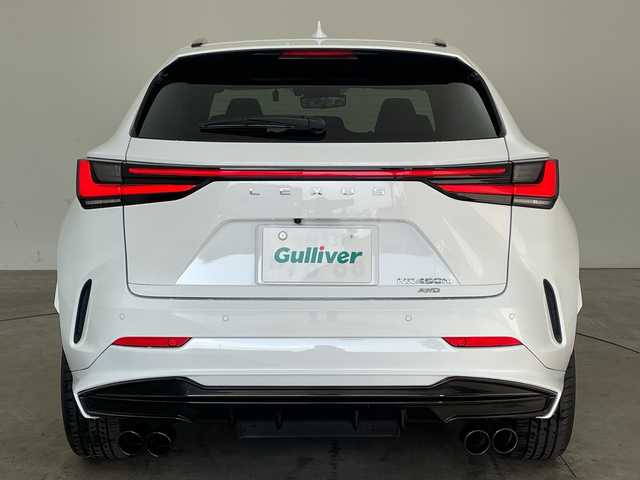 レクサス ＮＸ 450h+ Fスポーツ 兵庫県 2021(令3)年 1.1万km ホワイトノーヴァガラスフレーク ・TRDエアロ F SPORT PARTS エアロダイナミクスパッケージ/（フロントスポイラー＋エアロダイナミクスミラーカバー＋サイドスカート＋リヤディフューザー＆スポーツマフラー）/・サンルーフ/・プリクラッシュセーフティ/・レーダークルーズコントロール/・レーンディバチャーアラート/・レーンチェンジアシスト/・プロアクティブドライビングアシスト/・リヤクロストラフィックアラート/・フロントクロストラフィックアラート/・駐車支援/・安心降車アシスト/・発進遅れ告知機能/・ロードサインアシスト/・クリアランスソナー/・パーキングサポートブレーキ/・リヤカメラディテクション/・アダプティブハイビームシステム/・メーカーオプション14インチナビ/・フルセグ＆フルセグ＆BT＆USB＆Miracast/・パノラマミックビューモニター/・デジタルインナーミラー/・純正ドライブレコーダー/・ヘッドアップディスプレイ/・BSM/・パワーバックドア/・全席シートヒーター/・前席シートベンチレーション/・赤革シート/・LEDライト/・ワンオーナー車/・ブラックルーフレール/・オレンジキャリパー/・純正20インチアルミホイール