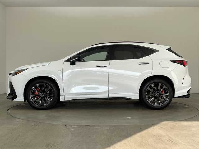 レクサス ＮＸ 450h+ Fスポーツ 兵庫県 2021(令3)年 1.1万km ホワイトノーヴァガラスフレーク ・TRDエアロ F SPORT PARTS エアロダイナミクスパッケージ/（フロントスポイラー＋エアロダイナミクスミラーカバー＋サイドスカート＋リヤディフューザー＆スポーツマフラー）/・サンルーフ/・プリクラッシュセーフティ/・レーダークルーズコントロール/・レーンディバチャーアラート/・レーンチェンジアシスト/・プロアクティブドライビングアシスト/・リヤクロストラフィックアラート/・フロントクロストラフィックアラート/・駐車支援/・安心降車アシスト/・発進遅れ告知機能/・ロードサインアシスト/・クリアランスソナー/・パーキングサポートブレーキ/・リヤカメラディテクション/・アダプティブハイビームシステム/・メーカーオプション14インチナビ/・フルセグ＆フルセグ＆BT＆USB＆Miracast/・パノラマミックビューモニター/・デジタルインナーミラー/・純正ドライブレコーダー/・ヘッドアップディスプレイ/・BSM/・パワーバックドア/・全席シートヒーター/・前席シートベンチレーション/・赤革シート/・LEDライト/・ワンオーナー車/・ブラックルーフレール/・オレンジキャリパー/・純正20インチアルミホイール