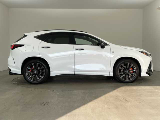 レクサス ＮＸ 450h+ Fスポーツ 兵庫県 2021(令3)年 1.1万km ホワイトノーヴァガラスフレーク ・TRDエアロ F SPORT PARTS エアロダイナミクスパッケージ/（フロントスポイラー＋エアロダイナミクスミラーカバー＋サイドスカート＋リヤディフューザー＆スポーツマフラー）/・サンルーフ/・プリクラッシュセーフティ/・レーダークルーズコントロール/・レーンディバチャーアラート/・レーンチェンジアシスト/・プロアクティブドライビングアシスト/・リヤクロストラフィックアラート/・フロントクロストラフィックアラート/・駐車支援/・安心降車アシスト/・発進遅れ告知機能/・ロードサインアシスト/・クリアランスソナー/・パーキングサポートブレーキ/・リヤカメラディテクション/・アダプティブハイビームシステム/・メーカーオプション14インチナビ/・フルセグ＆フルセグ＆BT＆USB＆Miracast/・パノラマミックビューモニター/・デジタルインナーミラー/・純正ドライブレコーダー/・ヘッドアップディスプレイ/・BSM/・パワーバックドア/・全席シートヒーター/・前席シートベンチレーション/・赤革シート/・LEDライト/・ワンオーナー車/・ブラックルーフレール/・オレンジキャリパー/・純正20インチアルミホイール