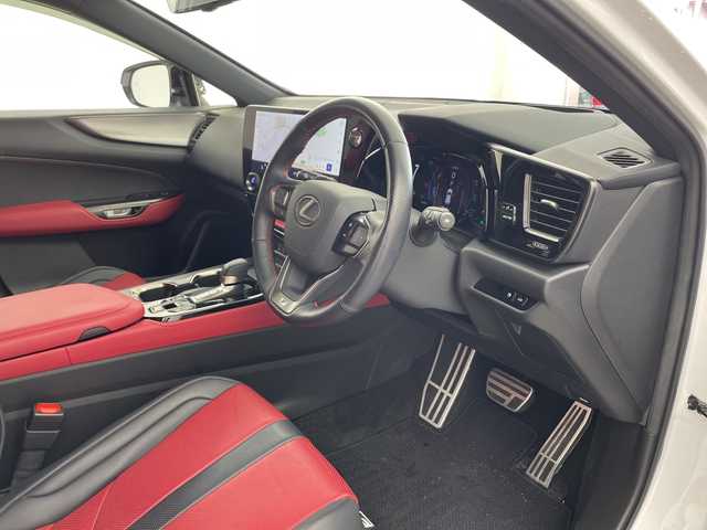 レクサス ＮＸ 450h+ Fスポーツ 兵庫県 2021(令3)年 1.1万km ホワイトノーヴァガラスフレーク ・TRDエアロ F SPORT PARTS エアロダイナミクスパッケージ/（フロントスポイラー＋エアロダイナミクスミラーカバー＋サイドスカート＋リヤディフューザー＆スポーツマフラー）/・サンルーフ/・プリクラッシュセーフティ/・レーダークルーズコントロール/・レーンディバチャーアラート/・レーンチェンジアシスト/・プロアクティブドライビングアシスト/・リヤクロストラフィックアラート/・フロントクロストラフィックアラート/・駐車支援/・安心降車アシスト/・発進遅れ告知機能/・ロードサインアシスト/・クリアランスソナー/・パーキングサポートブレーキ/・リヤカメラディテクション/・アダプティブハイビームシステム/・メーカーオプション14インチナビ/・フルセグ＆フルセグ＆BT＆USB＆Miracast/・パノラマミックビューモニター/・デジタルインナーミラー/・純正ドライブレコーダー/・ヘッドアップディスプレイ/・BSM/・パワーバックドア/・全席シートヒーター/・前席シートベンチレーション/・赤革シート/・LEDライト/・ワンオーナー車/・ブラックルーフレール/・オレンジキャリパー/・純正20インチアルミホイール