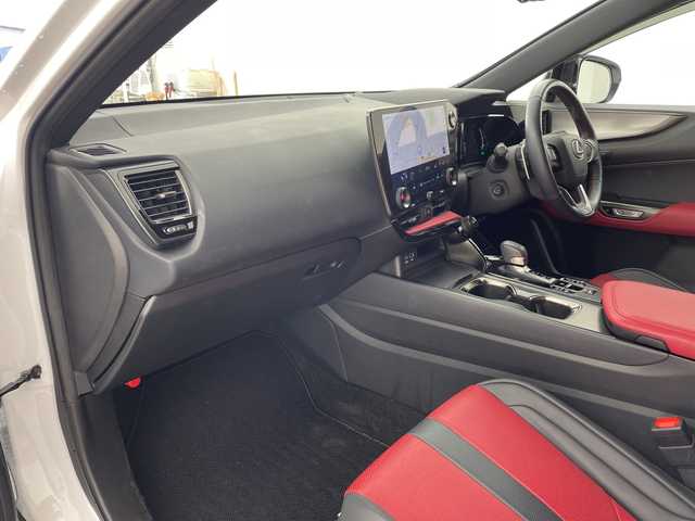 レクサス ＮＸ 450h+ Fスポーツ 兵庫県 2021(令3)年 1.1万km ホワイトノーヴァガラスフレーク ・TRDエアロ F SPORT PARTS エアロダイナミクスパッケージ/（フロントスポイラー＋エアロダイナミクスミラーカバー＋サイドスカート＋リヤディフューザー＆スポーツマフラー）/・サンルーフ/・プリクラッシュセーフティ/・レーダークルーズコントロール/・レーンディバチャーアラート/・レーンチェンジアシスト/・プロアクティブドライビングアシスト/・リヤクロストラフィックアラート/・フロントクロストラフィックアラート/・駐車支援/・安心降車アシスト/・発進遅れ告知機能/・ロードサインアシスト/・クリアランスソナー/・パーキングサポートブレーキ/・リヤカメラディテクション/・アダプティブハイビームシステム/・メーカーオプション14インチナビ/・フルセグ＆フルセグ＆BT＆USB＆Miracast/・パノラマミックビューモニター/・デジタルインナーミラー/・純正ドライブレコーダー/・ヘッドアップディスプレイ/・BSM/・パワーバックドア/・全席シートヒーター/・前席シートベンチレーション/・赤革シート/・LEDライト/・ワンオーナー車/・ブラックルーフレール/・オレンジキャリパー/・純正20インチアルミホイール