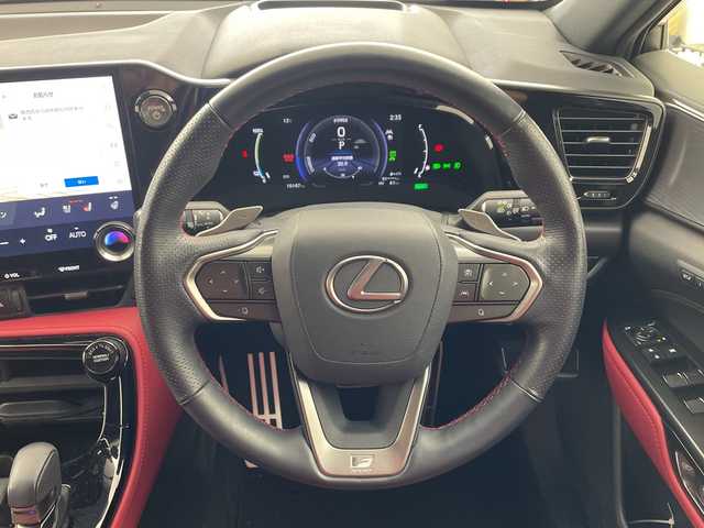 レクサス ＮＸ 450h+ Fスポーツ 兵庫県 2021(令3)年 1.1万km ホワイトノーヴァガラスフレーク ・TRDエアロ F SPORT PARTS エアロダイナミクスパッケージ/（フロントスポイラー＋エアロダイナミクスミラーカバー＋サイドスカート＋リヤディフューザー＆スポーツマフラー）/・サンルーフ/・プリクラッシュセーフティ/・レーダークルーズコントロール/・レーンディバチャーアラート/・レーンチェンジアシスト/・プロアクティブドライビングアシスト/・リヤクロストラフィックアラート/・フロントクロストラフィックアラート/・駐車支援/・安心降車アシスト/・発進遅れ告知機能/・ロードサインアシスト/・クリアランスソナー/・パーキングサポートブレーキ/・リヤカメラディテクション/・アダプティブハイビームシステム/・メーカーオプション14インチナビ/・フルセグ＆フルセグ＆BT＆USB＆Miracast/・パノラマミックビューモニター/・デジタルインナーミラー/・純正ドライブレコーダー/・ヘッドアップディスプレイ/・BSM/・パワーバックドア/・全席シートヒーター/・前席シートベンチレーション/・赤革シート/・LEDライト/・ワンオーナー車/・ブラックルーフレール/・オレンジキャリパー/・純正20インチアルミホイール