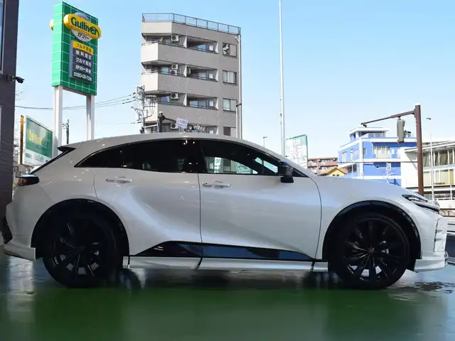 トヨタ クラウン スポーツ Z 神奈川県 2024(令6)年 0.3万km プレシャスホワイトパール パノラマルーフ（電動シェード）/セーフティセンス（衝突回避支援パッケージ）/トヨタチームメイト（アドバンスドドライブ（渋滞時支援）・リモート機能付アドバンスドパーク）/パーキングサポートブレーキ/ブラインドスポットモニター/安心降車アシスト/ワンオーナー/保証書・取説・スマートキー×２/ドライブモードセレクト/デジタルインナーミラー/12.3インチカラーメーター/カラーヘッドアップディスプレイ/サンドブラウン内装＆サンドブラウン革シート/前席パワーシート＆ベンチレーション付シートヒーター/コネクテッド対応12.3インチナビ/フルセTV/BT/USB/AppleCarPlay/AndroidAuto/純正ビルトインETC/純正21インチ黒スポークアルミ/ハンズフリーパワーバックドア/LEDデイライト・LEDヘッドライト・オートライト・ヘッドライトウォッシャー/革巻きステア/ヒーター/オートチルト機能/置くだけ充電/充電用USB（前後２ずつ）/AC100V電源/トノカバー/AUTOHOLD/純正フロアマット・ドアバイザー