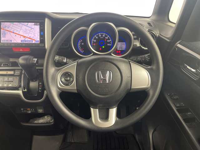 ホンダ Ｎ ＢＯＸ カスタム G Lパッケージ 埼玉県 2016(平28)年 6万km プレミアムホワイトパールⅡ 純正SDナビ/（BT/DVD/CD/AM/FM）/バックカメラ/片側パワースライドドア/前方社外ドラレコ/ビルトインETC/ロールサンシェード/プッシュスタート/純正アルミホイール/純正フロアマット/フロントフォグランプ/キセノンライト/スマートキー