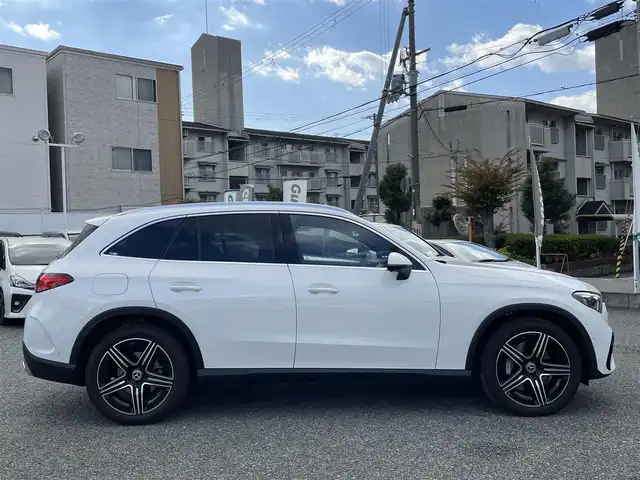 メルセデス・ベンツ Ｍ・ベンツ ＧＬＣ２２０ d 4マチック AMGライン 兵庫県 2023(令5)年 1万km 白 外部検査実施済み/・カラー「オパリスホワイトメタリック」コード885/・OP AMGラインパッケージ//20インチAMGアルミホイール//シートヒーター後席//スポーティエンジンサウンド//スポーツシート//AMGラインインテリア/・OP AMGレザーエクスクルーシブパッケージ//本革シート//ヘッドアップディスプレイ//Burmester 3Dサラウンドサウンドシステム/・OP ドライバーズパッケージ//リアアクスルステアリング//AIRMATICサスペンション/・OP パノラミックスライディングルーフ//MBUX ARナビゲーション//地デジ/BT/USB/Apple Car Play//ワイヤレスチャージング//フットトランクオープナー//ドライブレコーダー360度//ETC//アンビエントライト//DIGITAL LIGHT//アクティブディスタンスアシスト・ディストロニック//アクティブステアリングアシスト//アクティブレーンキーピングアシスト//アクティブレーンチェンジングアシスト//アクティブブレーキアシスト//ブラインドスポットアシスト//PRE-SAFE//パーキングアシスト//パークトロニック//トラフィックサインアシスト//アダプティブハイビームアシスト・プラス