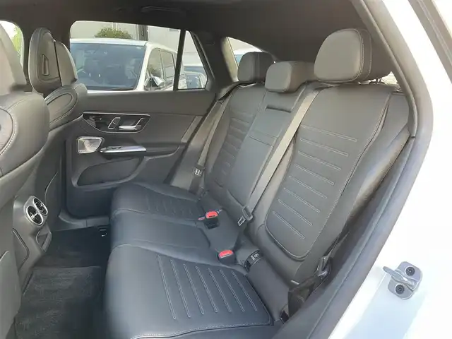 メルセデス・ベンツ Ｍ・ベンツ ＧＬＣ２２０ d 4マチック AMGライン 兵庫県 2023(令5)年 1万km 白 外部検査実施済み/・カラー「オパリスホワイトメタリック」コード885/・OP AMGラインパッケージ//20インチAMGアルミホイール//シートヒーター後席//スポーティエンジンサウンド//スポーツシート//AMGラインインテリア/・OP AMGレザーエクスクルーシブパッケージ//本革シート//ヘッドアップディスプレイ//Burmester 3Dサラウンドサウンドシステム/・OP ドライバーズパッケージ//リアアクスルステアリング//AIRMATICサスペンション/・OP パノラミックスライディングルーフ//MBUX ARナビゲーション//地デジ/BT/USB/Apple Car Play//ワイヤレスチャージング//フットトランクオープナー//ドライブレコーダー360度//ETC//アンビエントライト//DIGITAL LIGHT//アクティブディスタンスアシスト・ディストロニック//アクティブステアリングアシスト//アクティブレーンキーピングアシスト//アクティブレーンチェンジングアシスト//アクティブブレーキアシスト//ブラインドスポットアシスト//PRE-SAFE//パーキングアシスト//パークトロニック//トラフィックサインアシスト//アダプティブハイビームアシスト・プラス