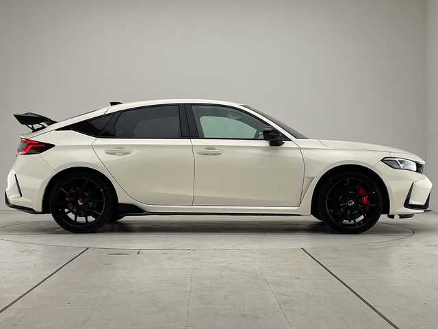 ホンダ シビック タイプR 愛知県 2025(令7)年 0.1千km チャンピオンシップホワイト 登録済未使用車/純正9型ディスプレイオーディオナ/レーダークルーズコントロール/バックカメラ/コーナーセンサー/純正アルミホイール/ETC2.0/ブラインドスポットモニター/LEDヘッドライト/オートマチックハイビーム/キャリパー/衝突軽減システム/フルセグ/Bluetooth/ステアリングスイッチ/スマートキー/プッシュスタート