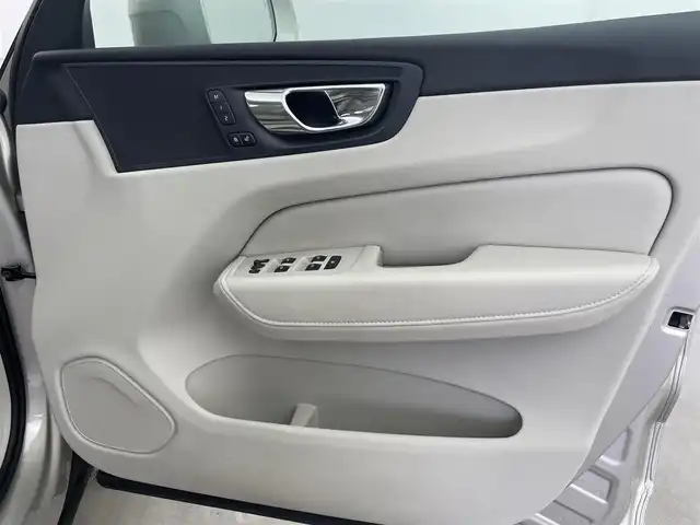 ボルボ ＸＣ６０ D4 AWD インスクリプション 富山県 2018(平30)年 6万km アイボリー 4WD/純正11.2インチナビ/（AM/FM/CD/USB/BT/AppleCarPlay/AndroidAuto）/フルセグTV/アラウンドビューモニター/パノラマルーフ/衝突被害軽減ブレーキ/アダプティブクルーズコントロール/レーンキープアシスト/ブラインドスポットモニター/オートマチックハイビーム/コーナーセンサー前後/電動リアゲート/レザーシート/全席シートヒーター/前席エアシート/前席パワーシート/スマートキー×２/プッシュスタート/純正１９インチAW/社外フロアマット/取扱説明書/保証書