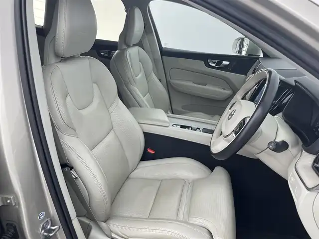 ボルボ ＸＣ６０ D4 AWD インスクリプション 富山県 2018(平30)年 6万km アイボリー 4WD/純正11.2インチナビ/（AM/FM/CD/USB/BT/AppleCarPlay/AndroidAuto）/フルセグTV/アラウンドビューモニター/パノラマルーフ/衝突被害軽減ブレーキ/アダプティブクルーズコントロール/レーンキープアシスト/ブラインドスポットモニター/オートマチックハイビーム/コーナーセンサー前後/電動リアゲート/レザーシート/全席シートヒーター/前席エアシート/前席パワーシート/スマートキー×２/プッシュスタート/純正１９インチAW/社外フロアマット/取扱説明書/保証書