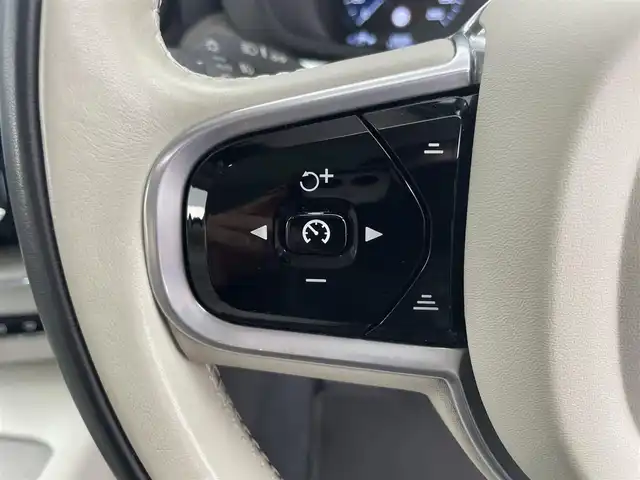 ボルボ ＸＣ６０ D4 AWD インスクリプション 富山県 2018(平30)年 6万km アイボリー 4WD/純正11.2インチナビ/（AM/FM/CD/USB/BT/AppleCarPlay/AndroidAuto）/フルセグTV/アラウンドビューモニター/パノラマルーフ/衝突被害軽減ブレーキ/アダプティブクルーズコントロール/レーンキープアシスト/ブラインドスポットモニター/オートマチックハイビーム/コーナーセンサー前後/電動リアゲート/レザーシート/全席シートヒーター/前席エアシート/前席パワーシート/スマートキー×２/プッシュスタート/純正１９インチAW/社外フロアマット/取扱説明書/保証書