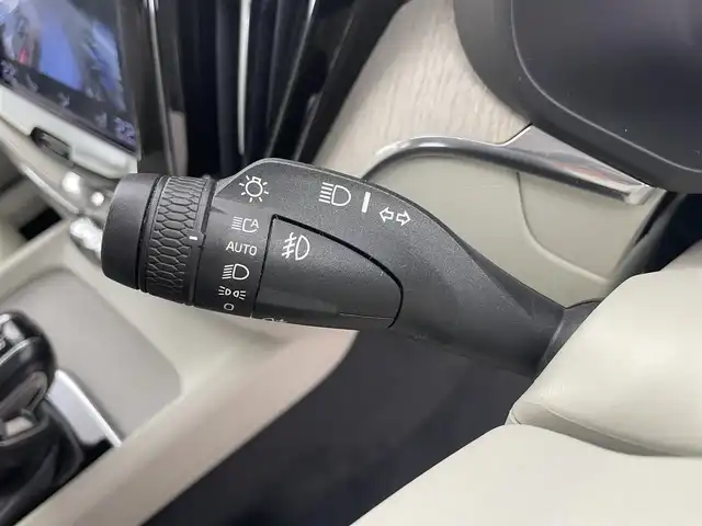 ボルボ ＸＣ６０ D4 AWD インスクリプション 富山県 2018(平30)年 6万km アイボリー 4WD/純正11.2インチナビ/（AM/FM/CD/USB/BT/AppleCarPlay/AndroidAuto）/フルセグTV/アラウンドビューモニター/パノラマルーフ/衝突被害軽減ブレーキ/アダプティブクルーズコントロール/レーンキープアシスト/ブラインドスポットモニター/オートマチックハイビーム/コーナーセンサー前後/電動リアゲート/レザーシート/全席シートヒーター/前席エアシート/前席パワーシート/スマートキー×２/プッシュスタート/純正１９インチAW/社外フロアマット/取扱説明書/保証書