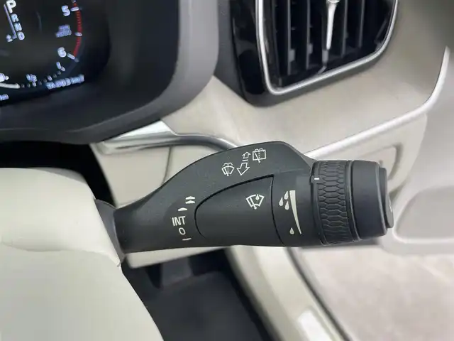 ボルボ ＸＣ６０ D4 AWD インスクリプション 富山県 2018(平30)年 6万km アイボリー 4WD/純正11.2インチナビ/（AM/FM/CD/USB/BT/AppleCarPlay/AndroidAuto）/フルセグTV/アラウンドビューモニター/パノラマルーフ/衝突被害軽減ブレーキ/アダプティブクルーズコントロール/レーンキープアシスト/ブラインドスポットモニター/オートマチックハイビーム/コーナーセンサー前後/電動リアゲート/レザーシート/全席シートヒーター/前席エアシート/前席パワーシート/スマートキー×２/プッシュスタート/純正１９インチAW/社外フロアマット/取扱説明書/保証書