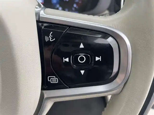 ボルボ ＸＣ６０ D4 AWD インスクリプション 富山県 2018(平30)年 6万km アイボリー 4WD/純正11.2インチナビ/（AM/FM/CD/USB/BT/AppleCarPlay/AndroidAuto）/フルセグTV/アラウンドビューモニター/パノラマルーフ/衝突被害軽減ブレーキ/アダプティブクルーズコントロール/レーンキープアシスト/ブラインドスポットモニター/オートマチックハイビーム/コーナーセンサー前後/電動リアゲート/レザーシート/全席シートヒーター/前席エアシート/前席パワーシート/スマートキー×２/プッシュスタート/純正１９インチAW/社外フロアマット/取扱説明書/保証書