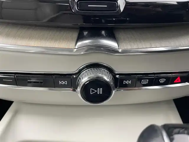 ボルボ ＸＣ６０ D4 AWD インスクリプション 富山県 2018(平30)年 6万km アイボリー 4WD/純正11.2インチナビ/（AM/FM/CD/USB/BT/AppleCarPlay/AndroidAuto）/フルセグTV/アラウンドビューモニター/パノラマルーフ/衝突被害軽減ブレーキ/アダプティブクルーズコントロール/レーンキープアシスト/ブラインドスポットモニター/オートマチックハイビーム/コーナーセンサー前後/電動リアゲート/レザーシート/全席シートヒーター/前席エアシート/前席パワーシート/スマートキー×２/プッシュスタート/純正１９インチAW/社外フロアマット/取扱説明書/保証書