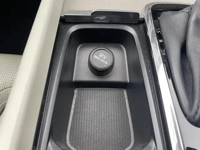 ボルボ ＸＣ６０ D4 AWD インスクリプション 富山県 2018(平30)年 6万km アイボリー 4WD/純正11.2インチナビ/（AM/FM/CD/USB/BT/AppleCarPlay/AndroidAuto）/フルセグTV/アラウンドビューモニター/パノラマルーフ/衝突被害軽減ブレーキ/アダプティブクルーズコントロール/レーンキープアシスト/ブラインドスポットモニター/オートマチックハイビーム/コーナーセンサー前後/電動リアゲート/レザーシート/全席シートヒーター/前席エアシート/前席パワーシート/スマートキー×２/プッシュスタート/純正１９インチAW/社外フロアマット/取扱説明書/保証書