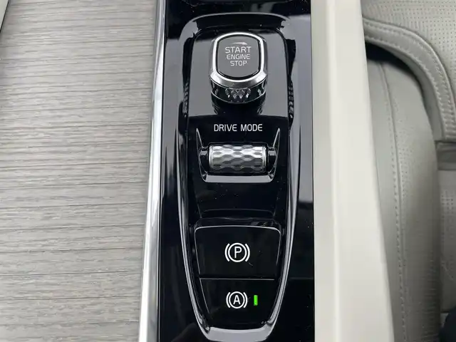 ボルボ ＸＣ６０ D4 AWD インスクリプション 富山県 2018(平30)年 6万km アイボリー 4WD/純正11.2インチナビ/（AM/FM/CD/USB/BT/AppleCarPlay/AndroidAuto）/フルセグTV/アラウンドビューモニター/パノラマルーフ/衝突被害軽減ブレーキ/アダプティブクルーズコントロール/レーンキープアシスト/ブラインドスポットモニター/オートマチックハイビーム/コーナーセンサー前後/電動リアゲート/レザーシート/全席シートヒーター/前席エアシート/前席パワーシート/スマートキー×２/プッシュスタート/純正１９インチAW/社外フロアマット/取扱説明書/保証書