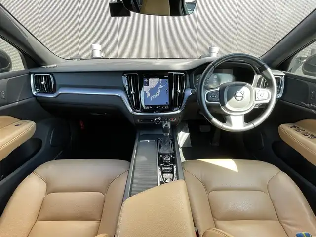 ボルボ Ｖ６０ T5 モメンタム 長野県 2019(令1)年 7.3万km 黒 茶革シート/インテリセーフ/ＡＣＣ/衝突軽減Ｂ/ＬＫＡ/ＢＬＩＳ/パーキングアシスト/純正ナビＴＶ/Ｂカメラ/AppleＣａｒＰｌａｙ/AndroidAuto/パワーシート／ヒーター/パワーバックＤ/スマートキー/純正１７ＡＷ/ＬＥＤヘッドライト