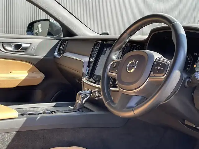 ボルボ Ｖ６０ T5 モメンタム 長野県 2019(令1)年 7.3万km 黒 茶革シート/インテリセーフ/ＡＣＣ/衝突軽減Ｂ/ＬＫＡ/ＢＬＩＳ/パーキングアシスト/純正ナビＴＶ/Ｂカメラ/AppleＣａｒＰｌａｙ/AndroidAuto/パワーシート／ヒーター/パワーバックＤ/スマートキー/純正１７ＡＷ/ＬＥＤヘッドライト