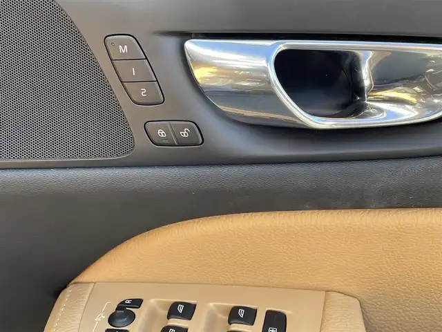 ボルボ Ｖ６０ T5 モメンタム 長野県 2019(令1)年 7.3万km 黒 茶革シート/インテリセーフ/ＡＣＣ/衝突軽減Ｂ/ＬＫＡ/ＢＬＩＳ/パーキングアシスト/純正ナビＴＶ/Ｂカメラ/AppleＣａｒＰｌａｙ/AndroidAuto/パワーシート／ヒーター/パワーバックＤ/スマートキー/純正１７ＡＷ/ＬＥＤヘッドライト