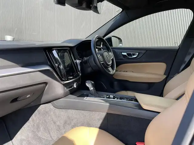 ボルボ Ｖ６０ T5 モメンタム 長野県 2019(令1)年 7.3万km 黒 茶革シート/インテリセーフ/ＡＣＣ/衝突軽減Ｂ/ＬＫＡ/ＢＬＩＳ/パーキングアシスト/純正ナビＴＶ/Ｂカメラ/AppleＣａｒＰｌａｙ/AndroidAuto/パワーシート／ヒーター/パワーバックＤ/スマートキー/純正１７ＡＷ/ＬＥＤヘッドライト